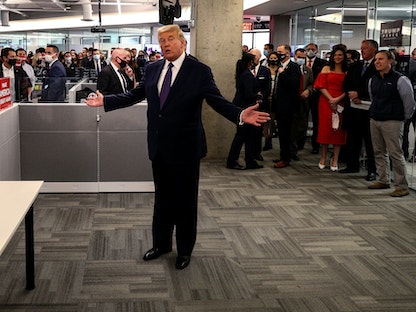 الرئيس الأميركي السابق دونالد ترمب داخل مقر حملته الانتخابية في  فيرجينيا-  3 نوفمبر 2020 - REUTERS