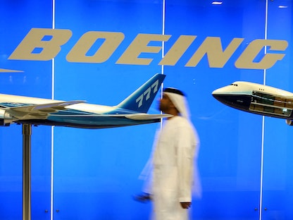 مواطن إماراتي يزور جناح "بوينج" في معرض دبي للطيران. - AFP