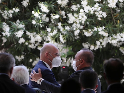 وزير الخارجية التركي مولود جاويش أوغلو يلتقي نظيره اليوناني نيكوس دندياس في العاصمة اليونانية أثينا - 31 مايو 2021 - REUTERS