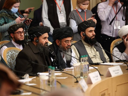 وفد حركة "طالبان" في اجتماع محادثات السلام الأفغانية بالعاصمة الروسية موسكو - 18 مارس 2021 - AFP