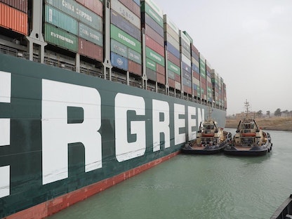 سفينة الشحن التابعة لشركة "إيفر غيفين" التايوانية في موقع جنوحها بالمجرى الملاحي لقناة السويس، 25 مارس 2021 - VIA REUTERS