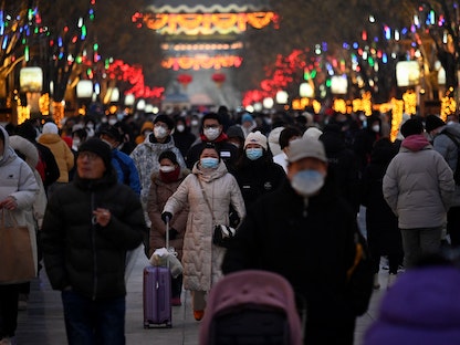 الصينيون في أحد شوارع بكين خلال احتفالات السنة القمرية الصينية الجديدة. 25 يناير 2023 - AFP
