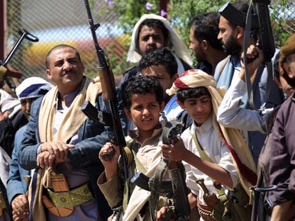 السلاح المتفلت بيد أطفال يمنيين في صنعاء - AFP