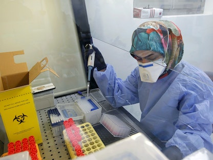 ممرضة تفحص عينات دم في مركز طبي بأحد مستشفيات مدينة النجف، 15 فبراير 2021 - REUTERS