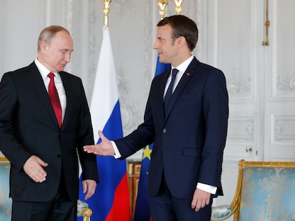 الرئيس الفرنسي إيمانويل ماكرون مع نظيره الروسي فلاديمير بوتين في باريس - 29 مايو 2017. - REUTERS