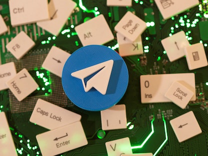 شعار Telegram وأزرار لوحة المفاتيح المطبوعة ثلاثية الأبعاد على اللوحة الأم للكمبيوتر في هذا الرسم التوضيحي الذي تم التقاطه في 21 يناير 2021 - REUTERS