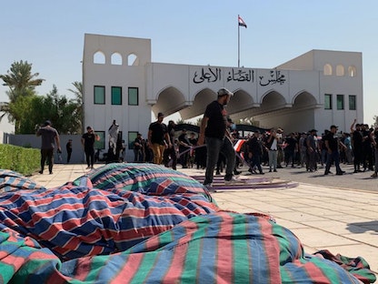 متظاهرون أغلبهم من أنصار التيار الصدري يعتصمون أمام مقر مجلس القضاء الأعلى في بغداد. 23 أغسطس 2022 - الشرق