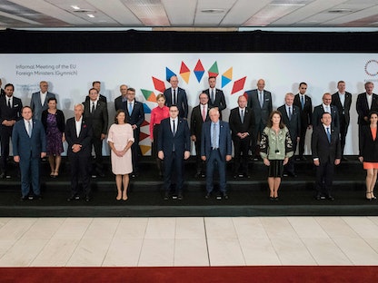 وزراء خارجية الاتحاد الأوروبي في صورة جماعية عقب اجتماع في براغ التشيك - 31 أغسطس 2022 - AFP