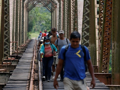 مجموعة مهاجرين من هندوراس يسيرون على طول مسار سكة حديد في طريقهم إلى الولايات المتحدة - تاباسكو - المكسيك - 30 مارس 2021 - REUTERS