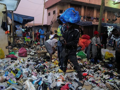 متسوقون يشترون أحذية مستعملة في أحد الأسواق بالعاصمة الغانية أكرا. 30 نوفمبر 2022 - REUTERS