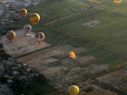 بالونات تحمل سياحاً تقلع فوق نهر النيل في مدينة الأقصر جنوبي مصر - 18 يناير 2022 - AFP