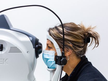 امرأة تخضع لفحص قاع العين بجهاز تصوير الشبكية بمستشفى جامعة ليموج في فرنسا. 04 فبراير 2021 - AFP