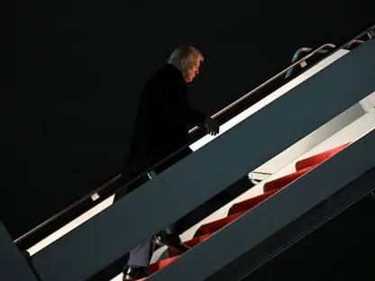 الرئيس الأميركي دونالد ترمب يصعد إلى طائرة Air Force One في طريقه إلى فلوريدا. 14 نوفمبر 2025 - REUTERS