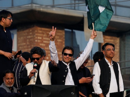 عمران خان يحيي مؤيديه أثناء حضوره "مسيرة الحرية الحقيقية '' للضغط على الحكومة للإعلان عن انتخابات جديدة في لاهور، باكستان- 28 أكتوبر 2022 - REUTERS