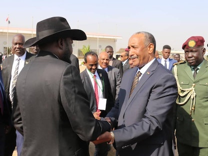 رئيس جنوب السودان سلفا كير ميارديت يستقبل رئيس مجلس السيادة السوداني عبد الفتاح البرهان لدى وصوله إلى جوبا لتوقيع الصيغة المحدثة من اتفاق السلام- 19 فبراير 2023 - SUNA