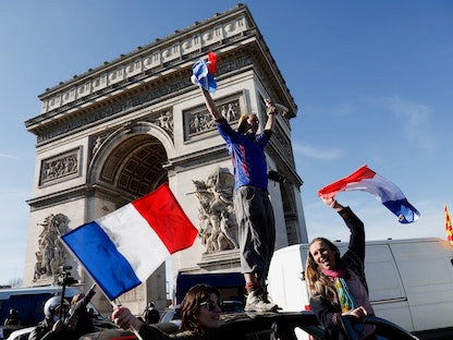 احتجاجات في شارع الشانزليزيه ضد لقاحات كورونا والقيود المفروضة - باريس - 12 فبراير 2022  - REUTERS