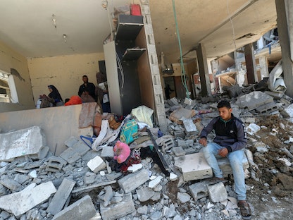فلسطينيون يبحثون في أنقاض منازلهم بغزة عقب القصف الإسرائيلي - REUTERS