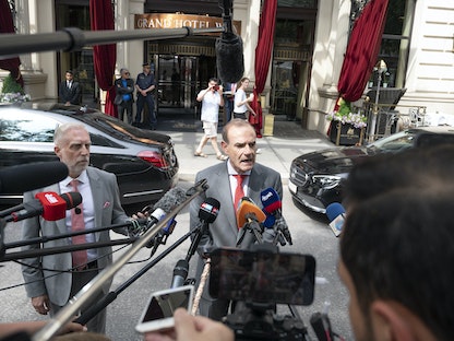 المبعوث الأوروبي إلى محادثات فيينا إنريكي مورا يتحدث إلى الصحفيين خارج فندق Grand Hotel Wien بعد المحادثات النووية المغلقة - فيينا 20 يونيو 2021 - AFP