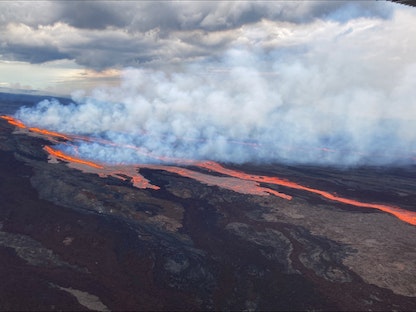 صورة جوية تظهر الحمم البركانية في بركان مونا لوا في هاواي - 28 نوفمبر 2022 - AFP