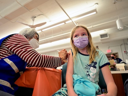 طفلة تتلقى جرعة من لقاح مضاد لكورونافي لويزفيل بولاية كنتاكي الأميركية - 8 نوفمبر 2021 - REUTERS