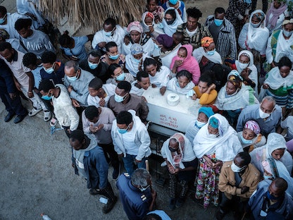 أقارب ضحايا الغارة الجوية الإثيوبية على تيغراي ينتظرون خارج مستشفى آيدر في ميكيلي - 23 يونيو 2021 - AFP