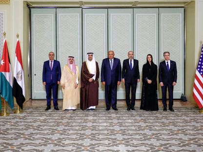 وزير الخارجية الأميركي أنتوني بلينكن في صورة مع ممثلي مصر والسعودية والإمارات وقطر والأردن ومنظمة التحرير الفلسطينية خلال لقاء في القاهرة. 21 مارس 2024 - Reuters