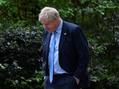 رئيس الوزراء البريطاني بوريس جونسون يمشي بعد إلقاء خطاب عبر الفيديو أمام البرلمان الأوكراني، في داونينج ستريت، لندن، بريطانيا-3 مايو 2022 - REUTERS