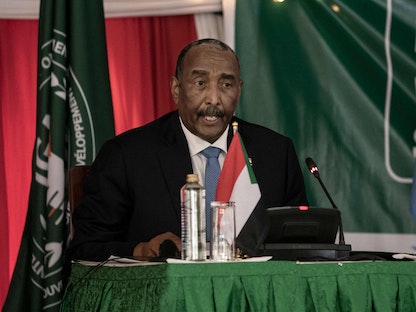 رئيس مجلس السيادة السوداني عبد الفتاح البرهان يلقي كلمة خلال اجتماع قادة منظمة "إيقاد" في العاصمة الكينية نيروبي- 5 يوليو 2022 - AFP