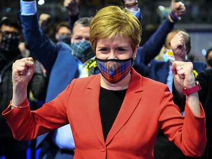 رئيسة وزراء اسكتلندا وزعيمة الحزب الوطني الاسكتلندي نيكولا ستورجيون بعد إعلان الفوز - AFP