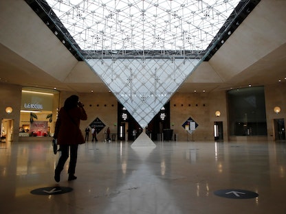 جانب من متحف اللوفر في باريس 19 مايو 2021 - REUTERS