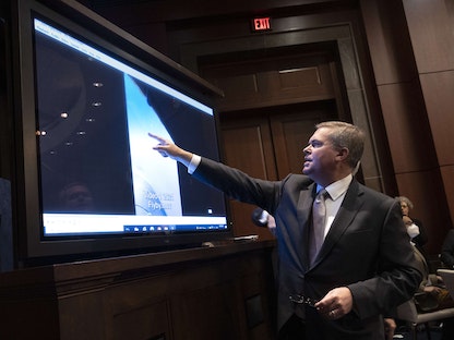 نائب مدير مكتب الاستخبارات البحرية سكوت براي يوضح مقطع فيديو يظهر جسم طائر غير معروف خلال جلسة استماع في الكونجرس. 17 مايو 2022 - AFP