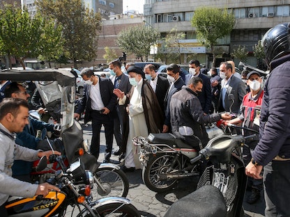 الرئيس الإيراني إبراهيم رئيسي يزور محطة بنزين في طهران- 27 أكتوبر 2021  - AFP