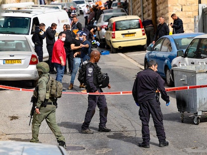 قوات الأمن الإسرائيلية بموقع إطلاق النار بحي سلوان في القدس. 28 يناير 2023 - AFP