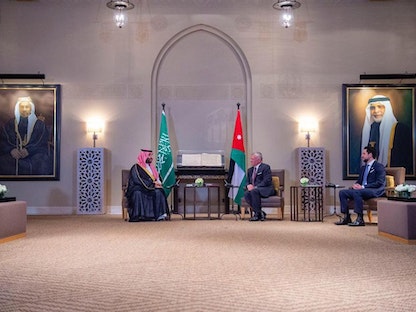 ملك الأردن عبد الله الثاني خلال استقبال ولي العهد السعودي الأمير محمد بن سلمان، بحضور ولي العهد الأردني الأمير حسين بن عبد الله - 22 يونيو 2022 - Twitter/spagov