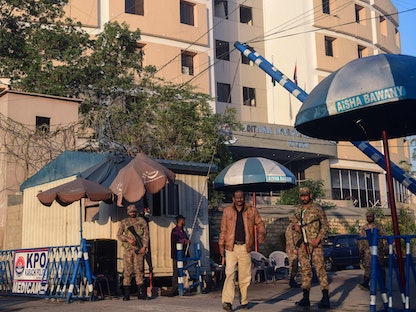 جنود من الجيش الباكستاني خارج مجمع للشرطة في كراتشي بعد يوم من هجوم طالبان الباكستانية على مقر للشرطة أوقع 4 ضحايا في كراتشي. 18 فبراير 2023 - AFP