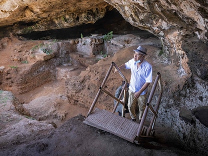 عالم آثار يدخل كهف المهربين بالقرب من الرباط حيث تم اكتشاف أقدم أدوات من العظام استخدمت في صناعة الملابس قبل 120 ألف عام، المغرب - 18 سبتمبر 2021 - AFP