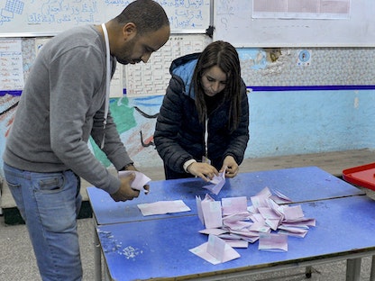 موظفون يحصون الأصوات بعد انتهاء التصويت في الانتخابات التشريعية التونسية. 17 ديسمبر 2022 - AFP