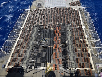 شحنة الأسلحة المضبوطة التي ضبطها الأسطول الخامس التابع للبحرية الأميركية - -  Twitter/@US5thFleet
