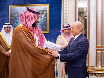 ولي العهد السعودي الأمير محمد بن سلمان يستقبل رئيس مجلس القيادة الرئاسي اليمني رشاد محمد العليمي في الرياض - 7 أبريل 2022 - "واس"