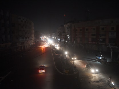 ظلام في مدينة كراتشي الباكستانية بعد انقطاع التيار الكهربائي - 10 يناير 2021 - AFP