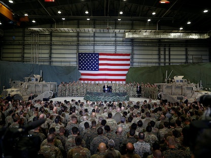 الرئيس الأميركي السابق دونالد ترمب خلال زيارته قاعدة باغرام الجوية في أفغانستان - 28 نوفمبر 2019 - REUTERS