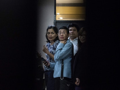 الصحافية الأميركية الفلبينية ماريا ريسا داخل محكمة في مانيلا. - AFP