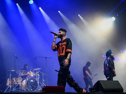 المغني الكندي-الهندي AP Dhillon خلال مهرجان Lollapalooza India للموسيقى في مومباي. 28 يناير 2023 - AFP