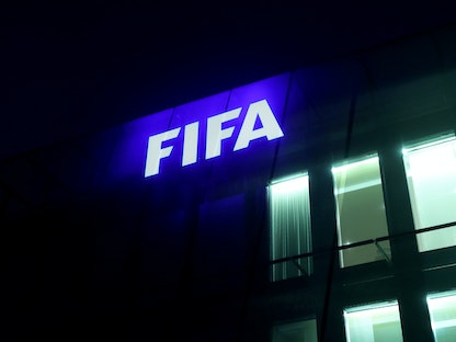 شعار الاتحاد الدولي لكرة القدم "فيفا" في مقره بمدينة زيوريخ  - REUTERS