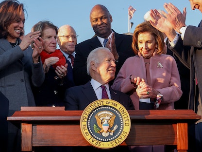 الرئيس الأميركي جو بايدن يحتفل بعد توقيع قانون البنية التحتية والوظائف في البيت الأبيض - 15 نوفمبر 2021 - REUTERS