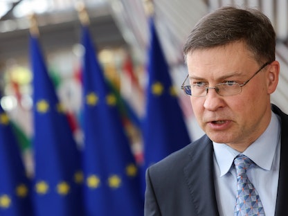 نائب رئيس المفوضية الأوروبية فالديس دومبروفسكيس يصل إلى اجتماع وزراء مالية منطقة اليورو في بروكسل، بلجيكا. 14 مارس 2022 - REUTERS