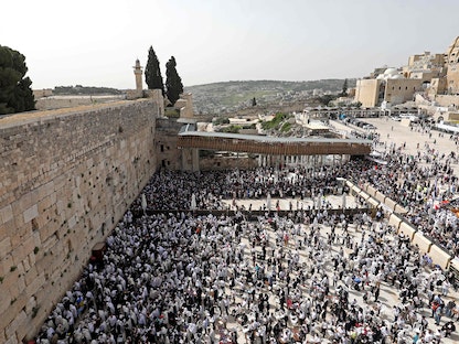 مستوطنون يهود يؤدون طقوساً دينية عند حائط البراق خلال عطلة عيد الفصح تحت مسمى "بركة الكهنة" - 18 أبريل 2022 - AFP