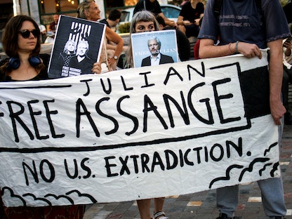 متظاهرون يرفعون لافتة خلال احتجاج على تسليم مؤسس موقع ويكيليكس جوليان أسانج من بريطانيا إلى الولايات المتحدة، في أثينا، اليونان- 20 يونيو 2022. - REUTERS