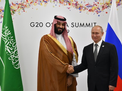  الرئيس الروسي فلاديمير بوتين وولي العهد السعودي الأمير محمد بن سلمان على هامش قمة مجموعة العشرين في مدينة أوساكا اليابانية - 29 يونيو 2019 - REUTERS