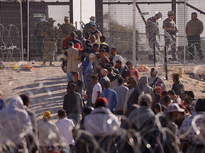 مهاجرون يستعدون للعبور إلى الولايات المتحدة بعد رفع قيود "تايتل 42". خواريز بالمكسيك. 12 مايو 2023 - REUTERS